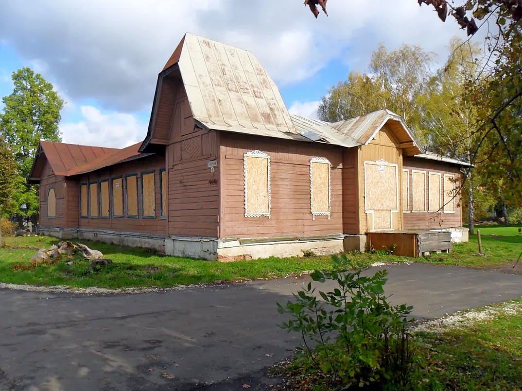 В Юрьев-Польском за рубль продают историческую школу