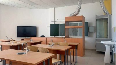 Во Владимире непривитых педагогов массово отстраняют от работы без зарплаты