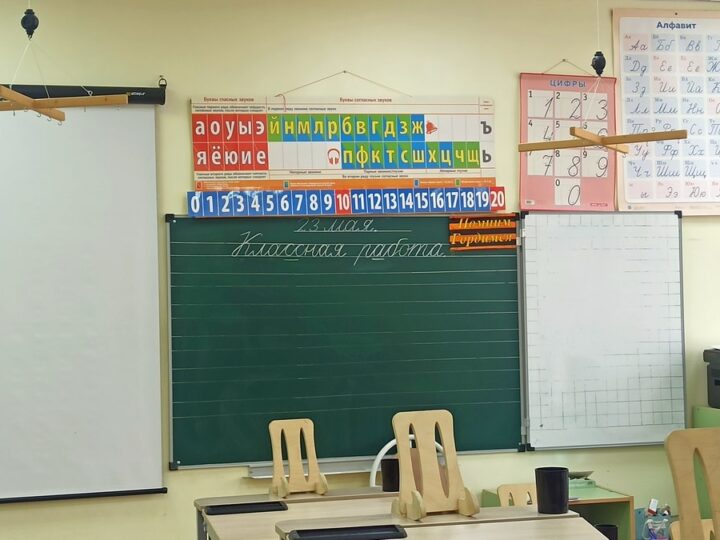 «Не проведено 45% уроков». После объединения школ во Владимире ученики остались без математики и физики