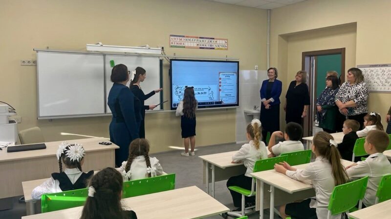 В поселке Мирный после затяжного капремонта открыли школу