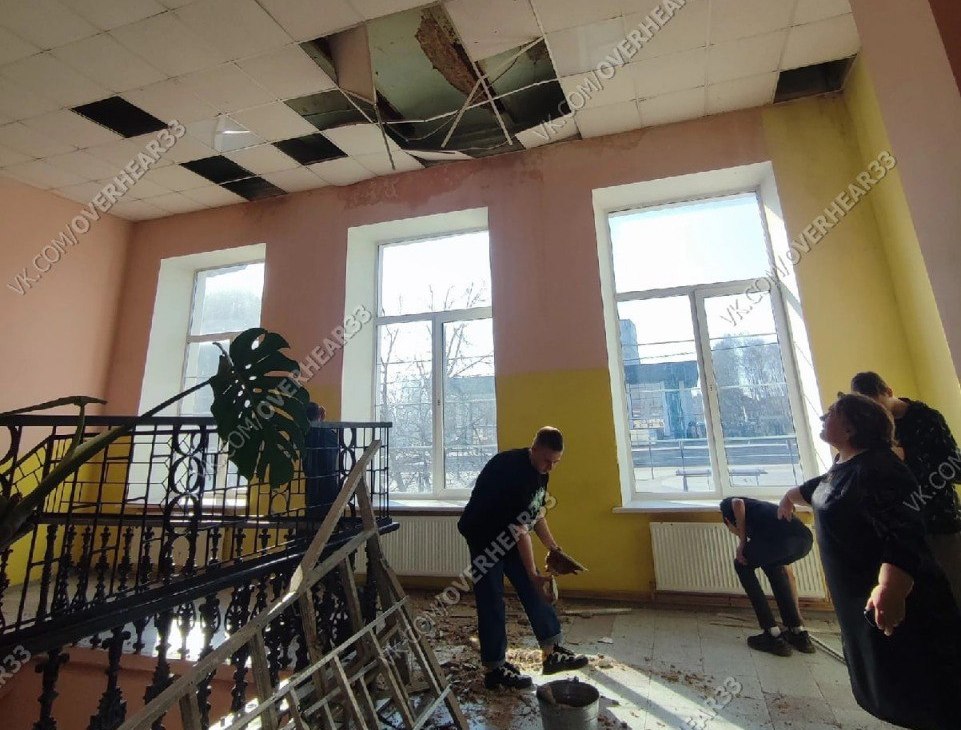 Во владимирской школе №1 обрушился еще и потолок