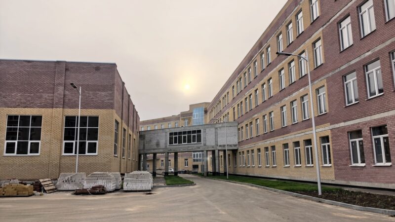 Белый дом ищет подрядчика для достройки школы в Покрове