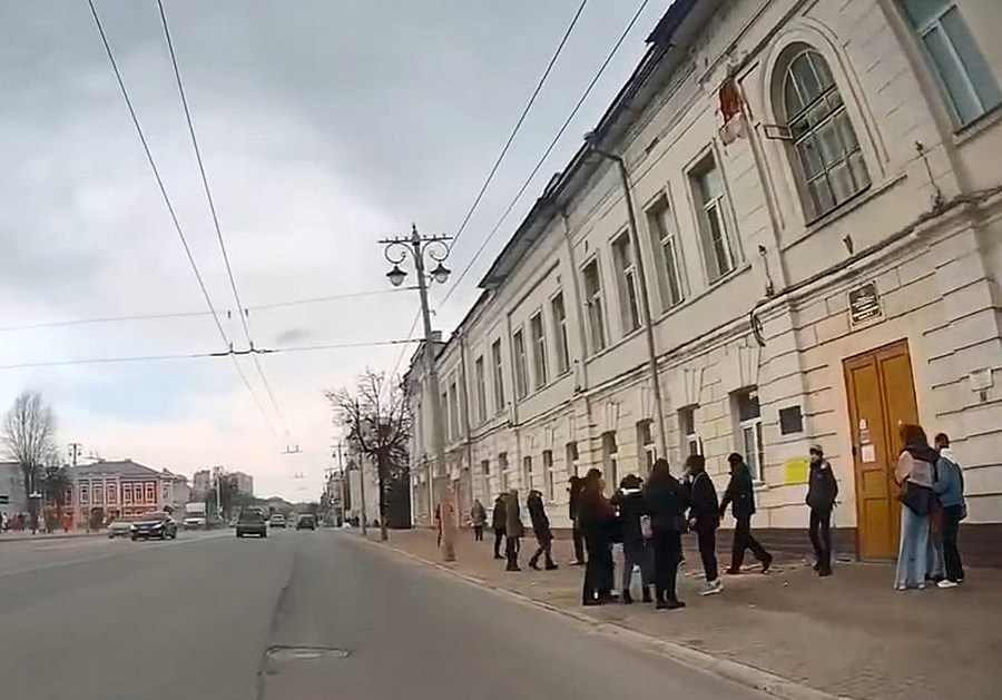 В центре Владимира школьников чуть не убило штукатуркой