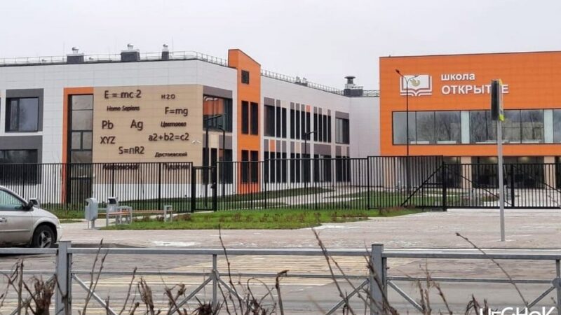 Новую школу в Суздале украсили муралами с ошибками