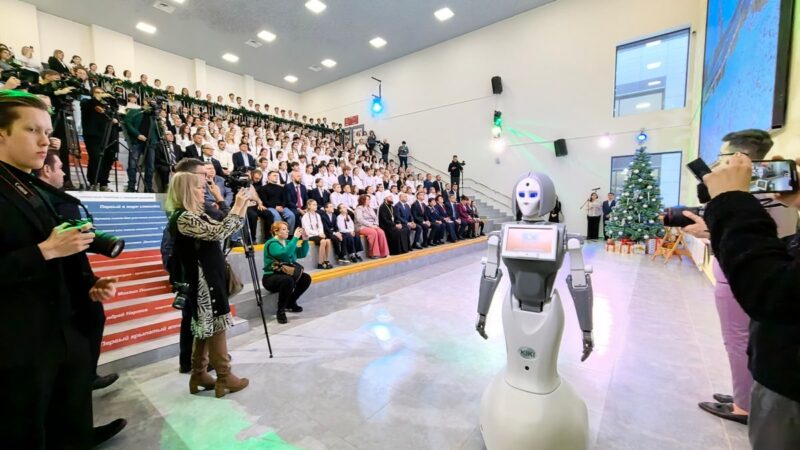 Новую школу в Суздале открыли с роботом и святой водой