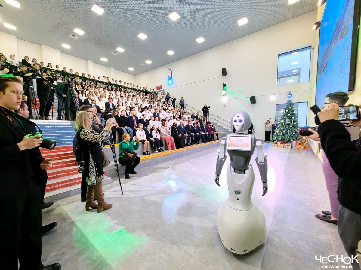 Новую школу в Суздале открыли с роботом и без Путина