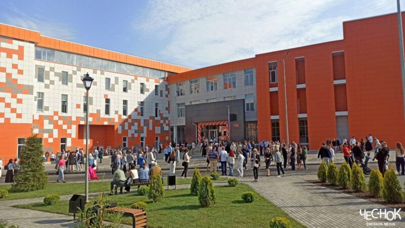 На главного редактора «Чеснока» напали на открытии школы в Веризино