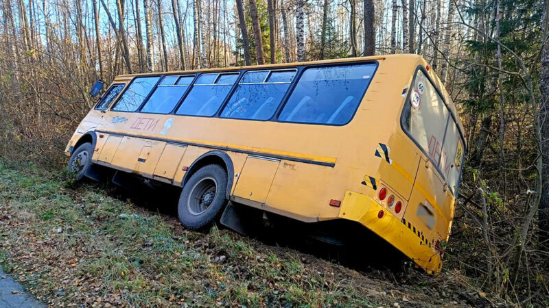 Школьный автобус с детьми опрокинулся в кювет