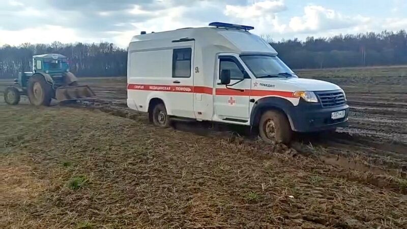 В Кольчугинском районе скорая застряла в поле по пути к пациенту