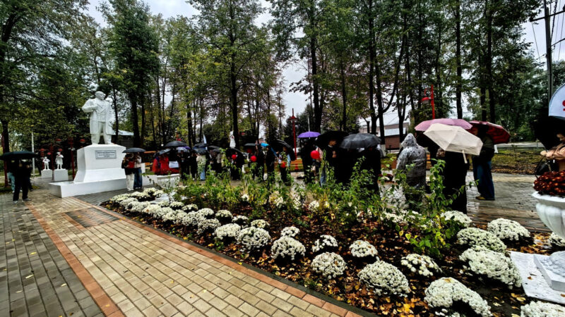 В Коврове открыли сквер советского периода