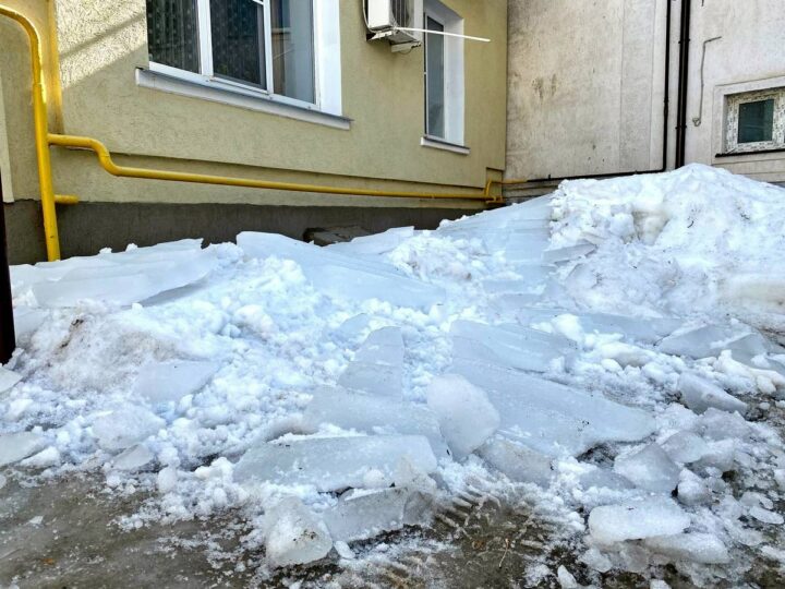 В Ставрово снегом с крыши убило женщину