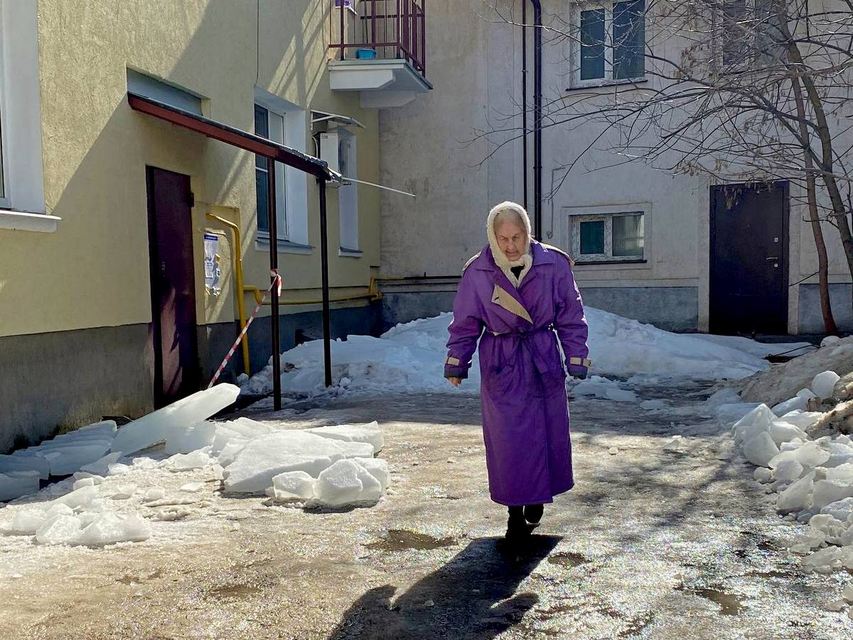 Во Владимире 86-летнюю блокадницу чуть не убило ледяной глыбой