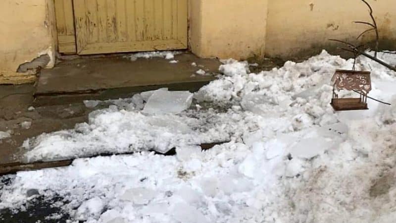 Во Владимирской области снегом зашибло женщину и ребенка
