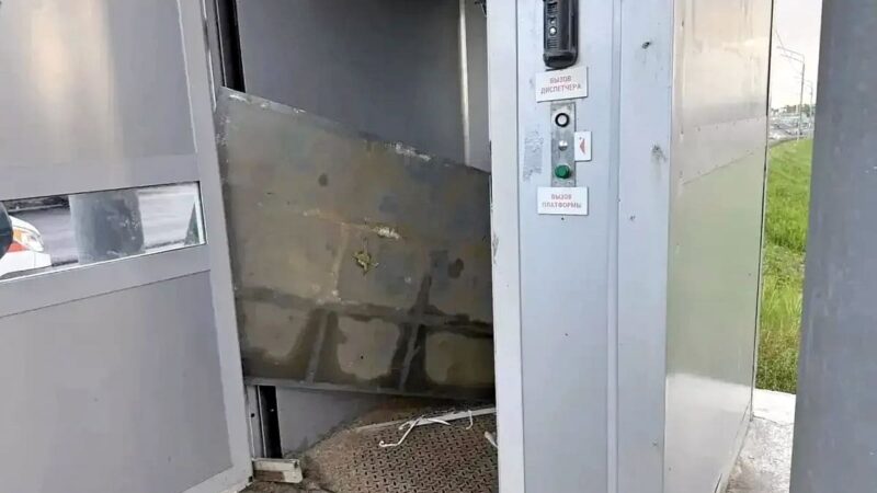 На Пекинке женщина с коляской упала в шахту лифта