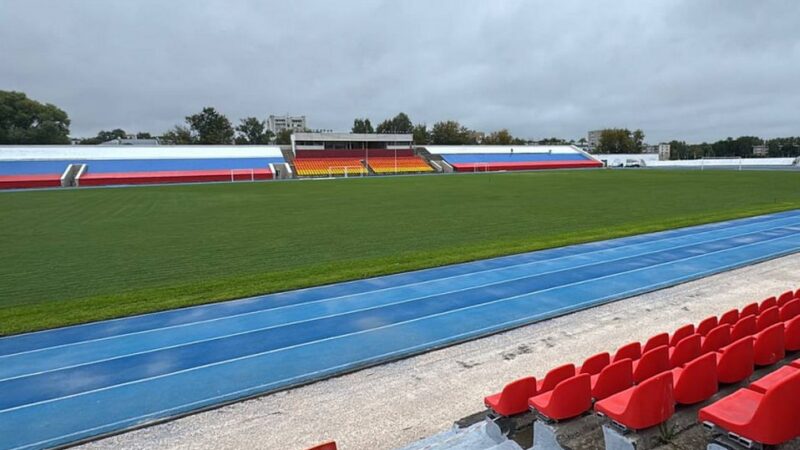 Аварийные трибуны на стадионе «Лыбедь» прикрыли российским флагом