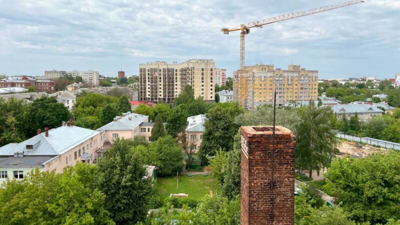 В садике на Горького детям угрожает башенный кран
