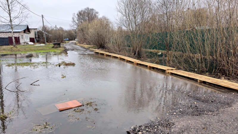 Губит людей вода. Судогодские дороги весной превратились в Венецию