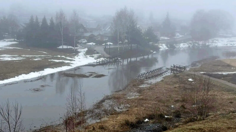 В Суздале половодьем снесло деревянный мост