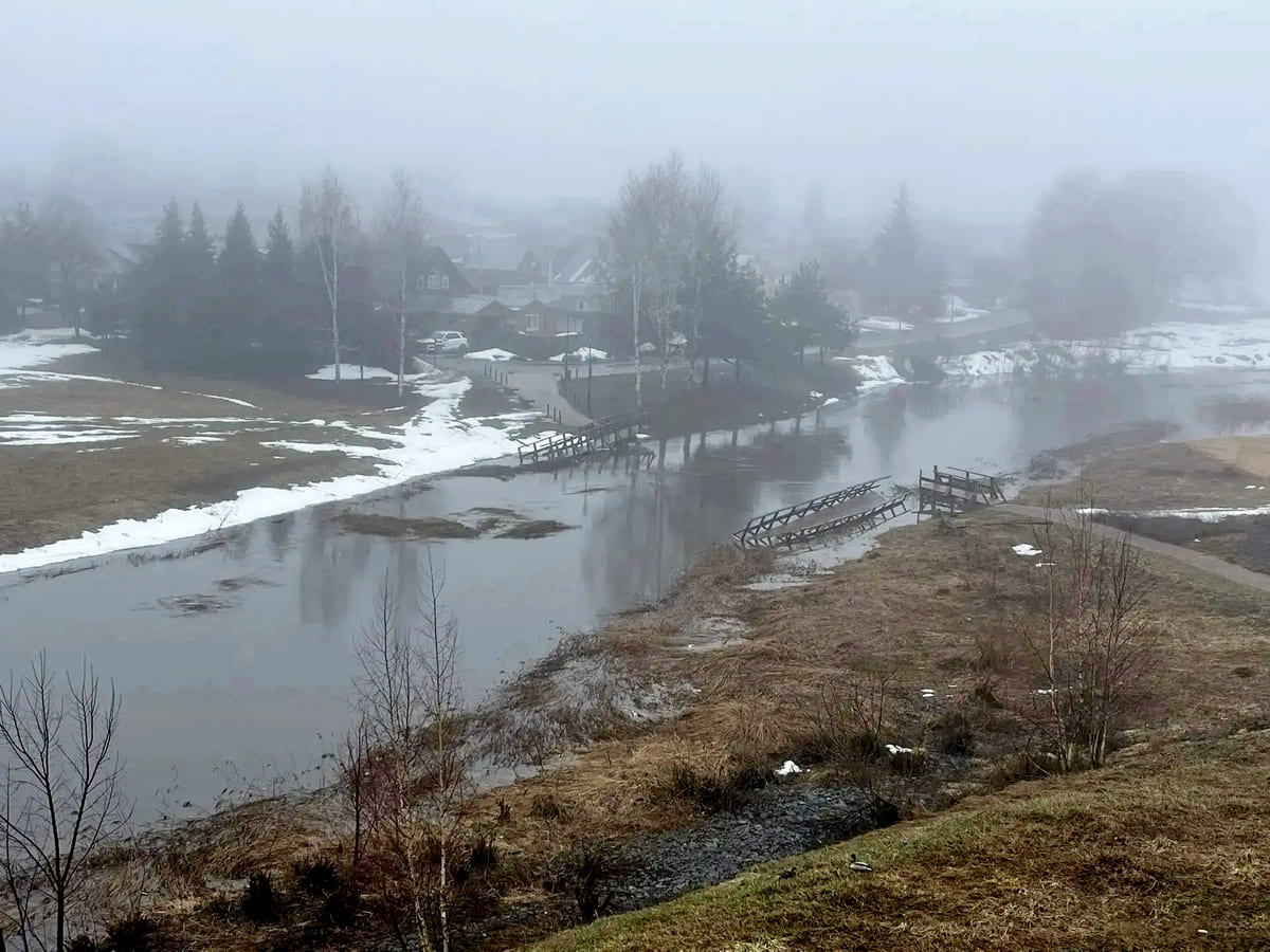 В Суздале половодьем снесло деревянный мост