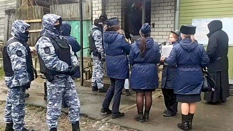 Приставы взяли штурмом Суздальскую православную гимназию