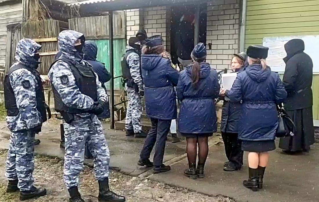 Приставы взяли штурмом Суздальскую православную гимназию