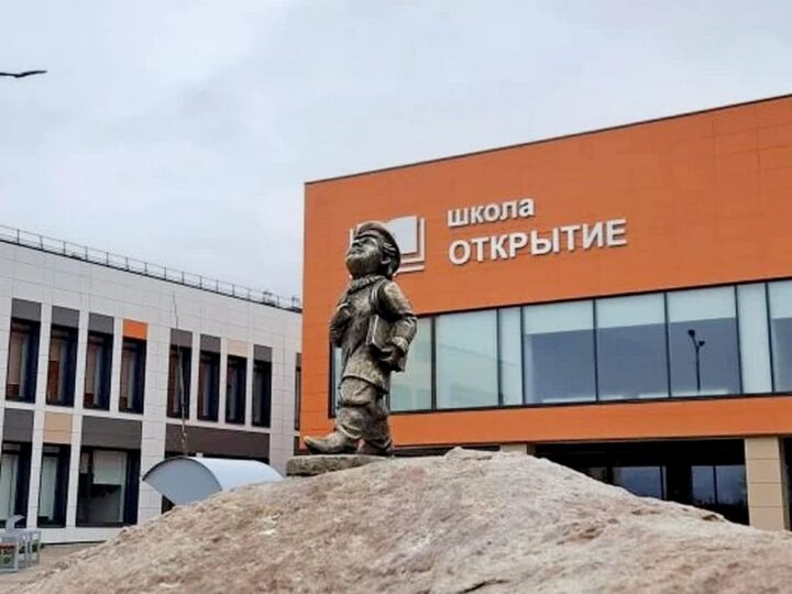 Возле новой школы в Суздале появился суздальчонок-гимназист