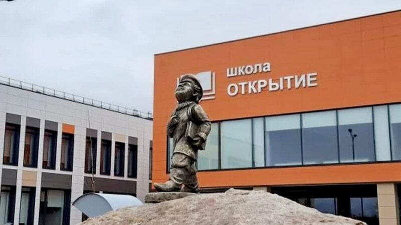 Возле новой школы в Суздале появился суздальчонок-гимназист