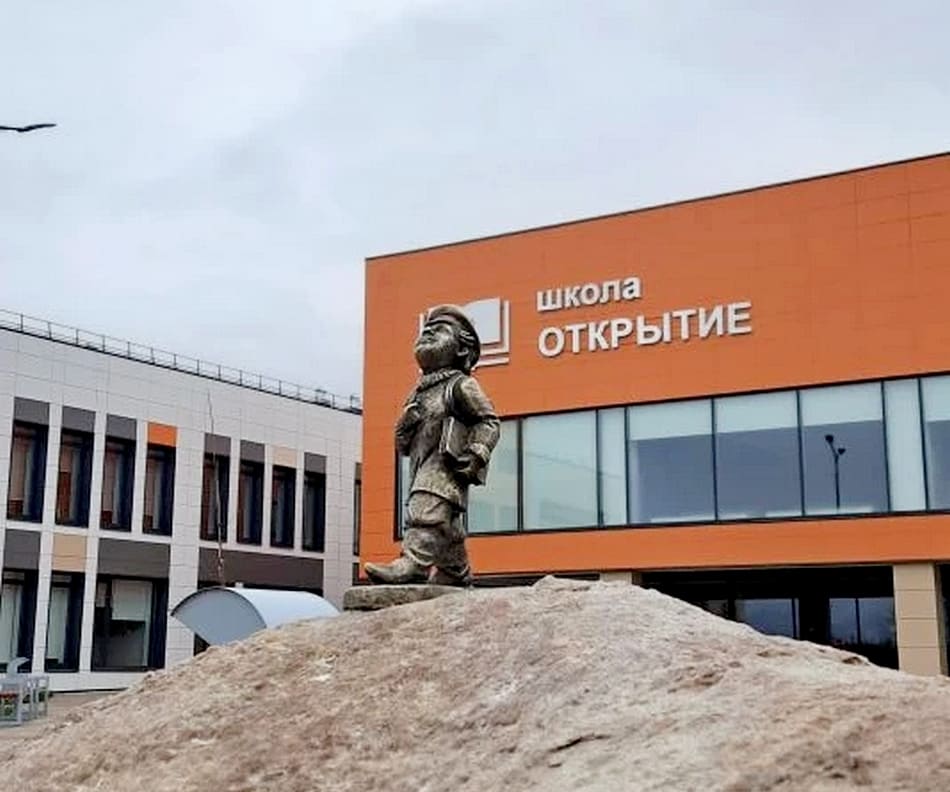 Возле новой школы в Суздале появился суздальчонок-гимназист