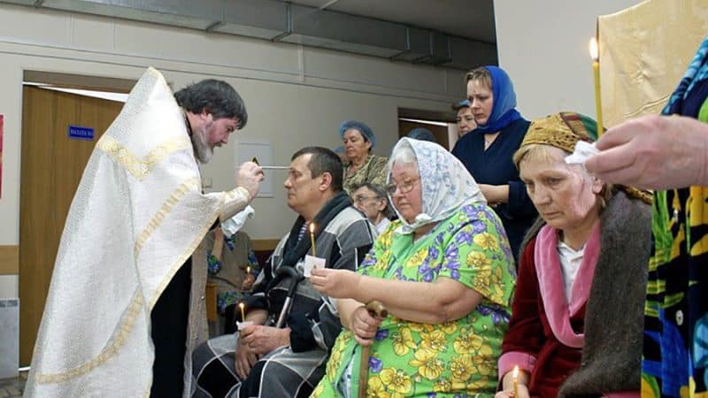 Облздрав разрешил священникам проводить обряды в больницах