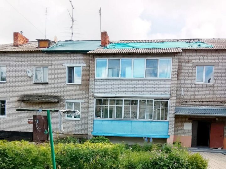 Кольчугинцы четвертый месяц живут с баннером вместо крыши