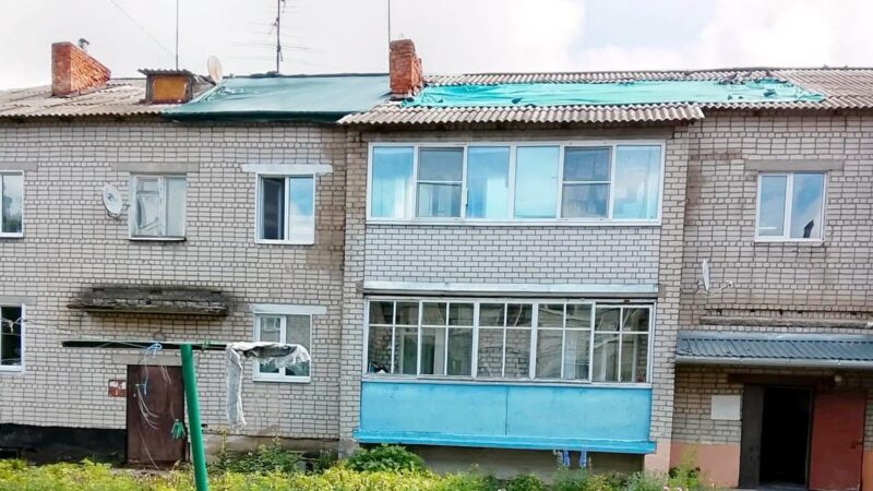Кольчугинцы четвертый месяц живут с баннером вместо крыши