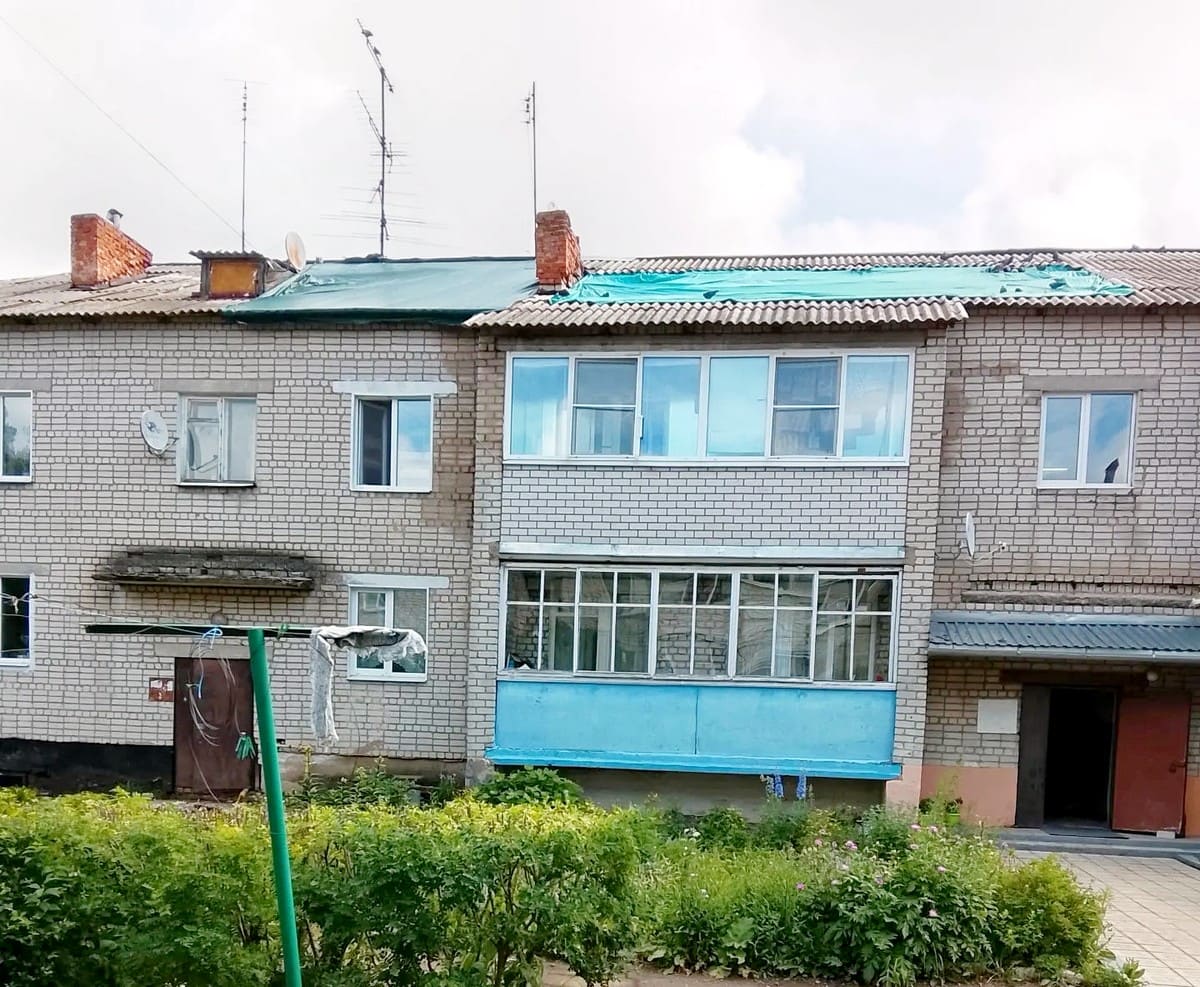 Кольчугинцы четвертый месяц живут с баннером вместо крыши