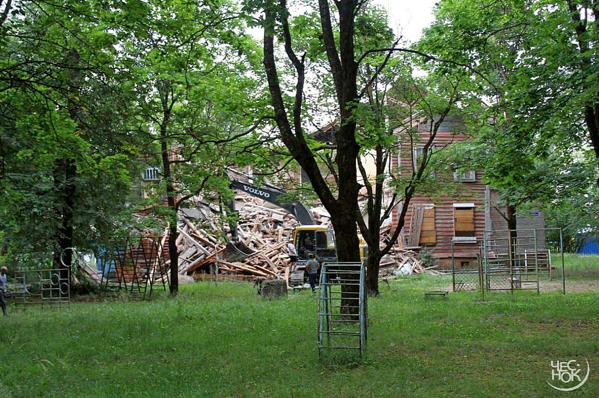 В Кольчугино власти сносят терем с камином | Чеснок