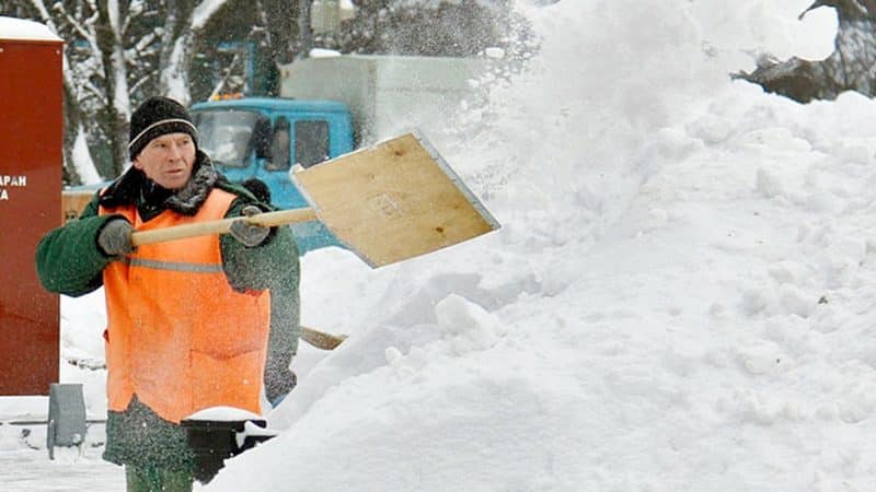 В Судогде коммунальщики убирают снег до сердечных приступов и смерти