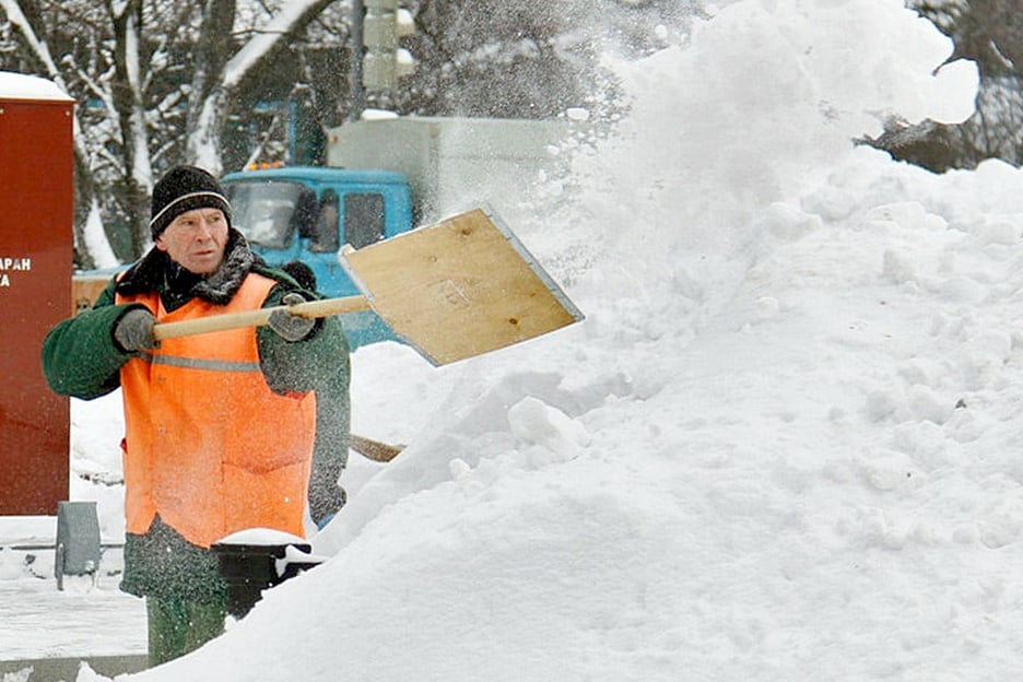 В Судогде коммунальщики убирают снег до сердечных приступов и смерти