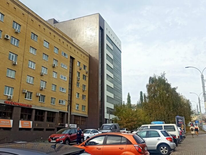 Рядом с домом-«утюгом» появится платная парковка
