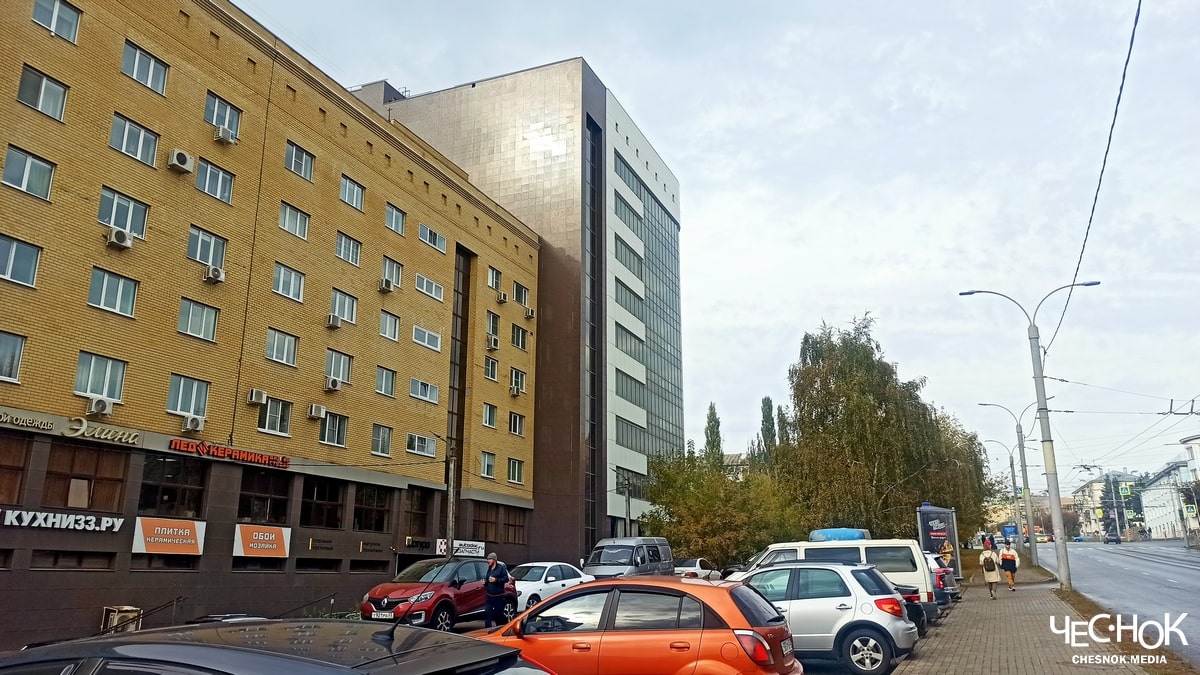 Рядом с домом-«утюгом» появится платная парковка