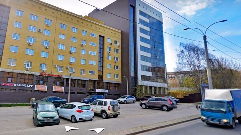 Жители улицы Горького недовольны платной парковкой у «утюга»