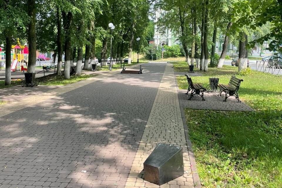 Во Владимире вандалы разгромили сквер Гоголя