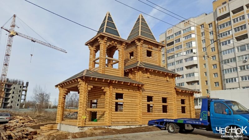 В кирпичном Веризино построили деревянный храм