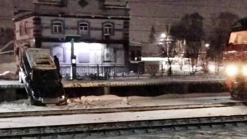 В Струнино внедорожник слетел с платформы на железную дорогу