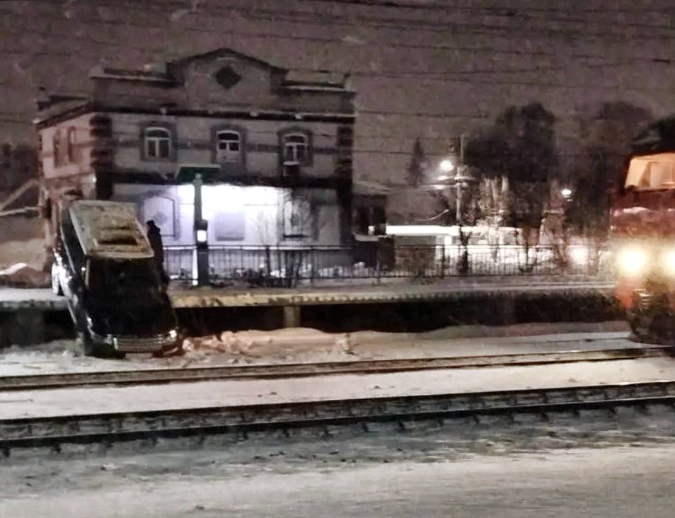 В Струнино внедорожник слетел с платформы на железную дорогу