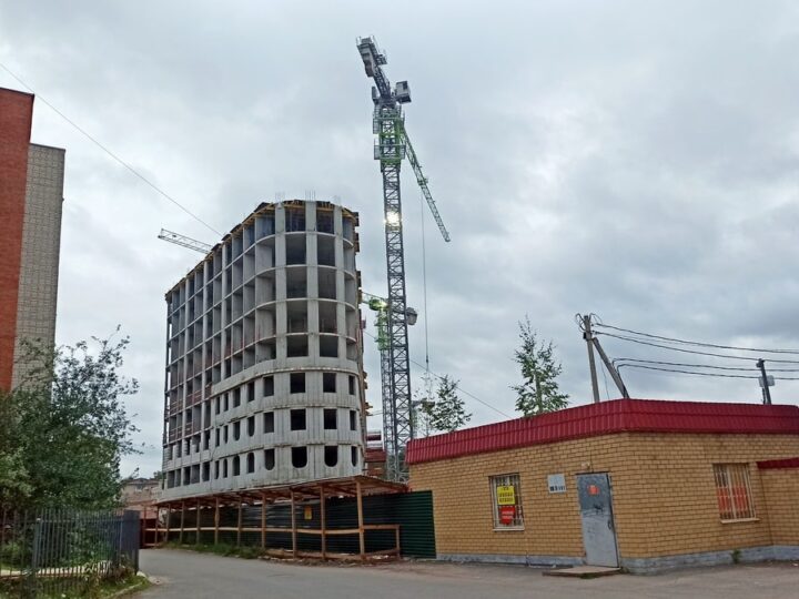 У МЧС нет техники для спасения жильцов 27-этажного дома в военном городке