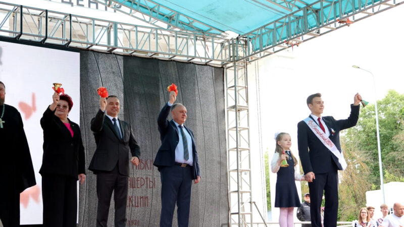 Мэр Волков попросил выпускников не уезжать из Владимира