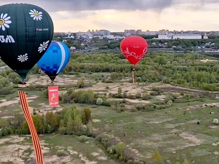 Над Владимиром пролетели «Бессмертная эскадрилья» и шары Победы