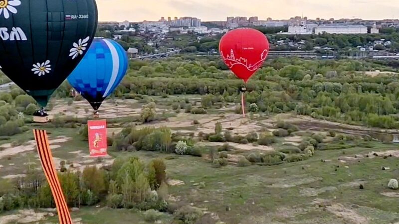 Над Владимиром пролетели «Бессмертная эскадрилья» и шары Победы