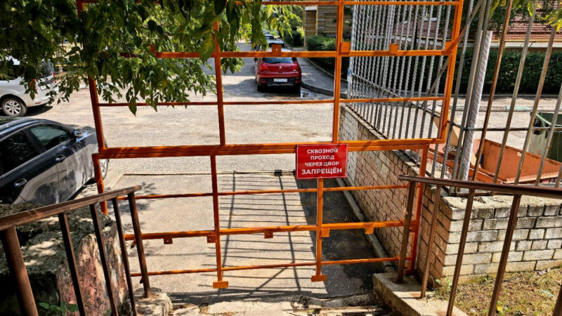 Мэрия потребовала снести незаконный забор на Дуброве