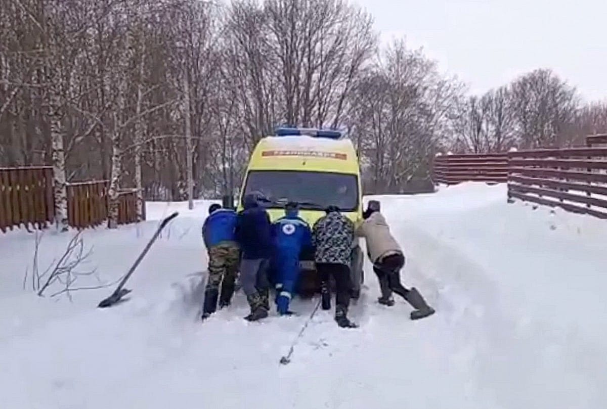 Скорая помощь под Суздалем на час застряла в снегу