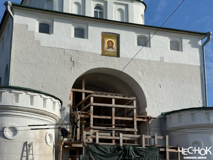 На фасад Золотых ворот вернули иконы